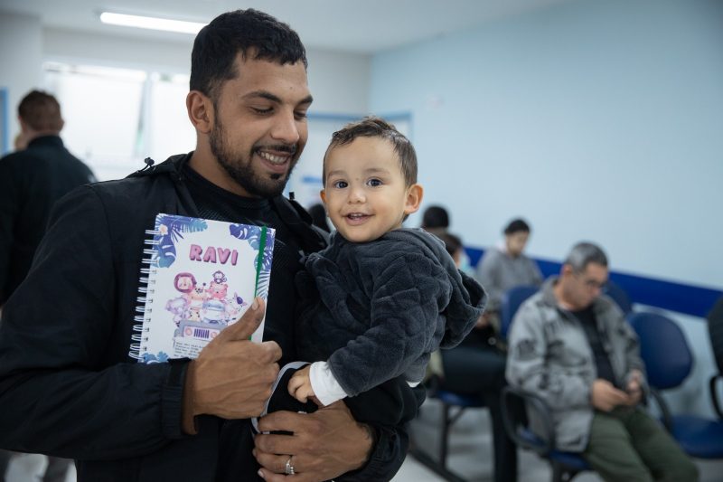 Anderson dos Santos levou o pequeno Ravi, de um ano e tr&ecirc;s meses, para tomar as gotinhas – Foto: Germano Rorato/ND