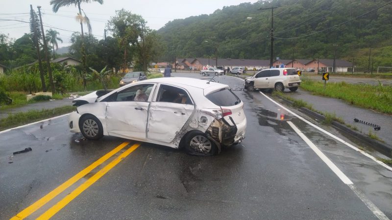 Com carro lotado de drogas, homem em fuga causa acidente grave em Joinville 
