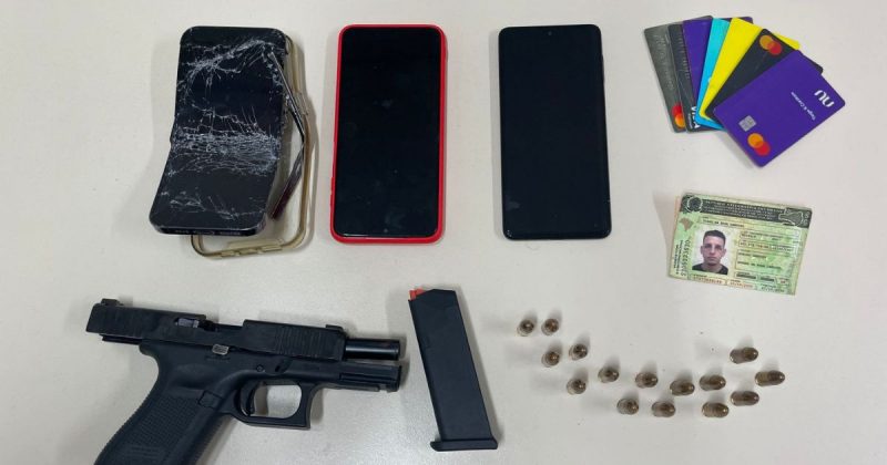 Celulares e arma apreendidos pela Pol&iacute;cia em Bigua&ccedil;u – Foto: Reprodu&ccedil;&atilde;o/PCSC/ND