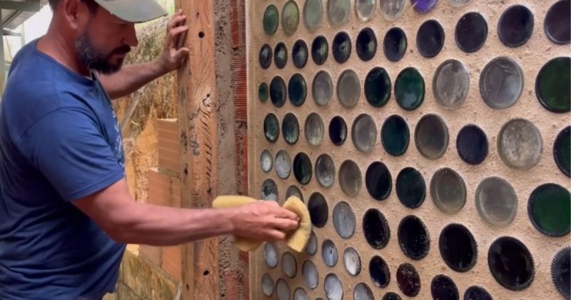 Parede de garrafas de vidro