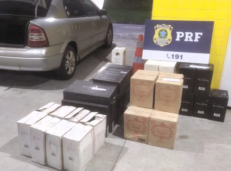 Argentinos flagrados com 300 garrafas de vinho a caminho de Joinville têm mercadoria apreendida