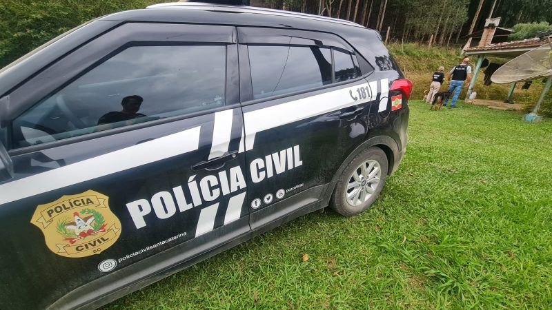 Polícia acha armamento capaz de derrubar avião na casa de suspeito de agredir adolescente em SC