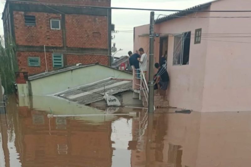 casa de diego e a esposa tomada pela água da enchente