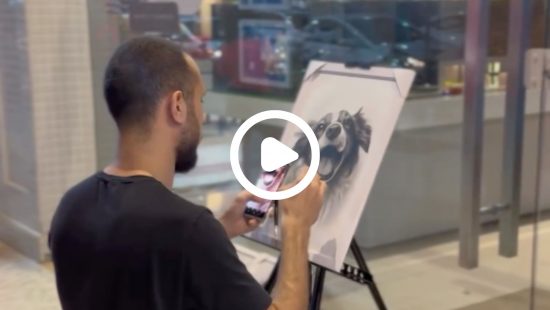 VÍDEO: artista refugiado viraliza com desenhos realistas em Balneário Camboriú