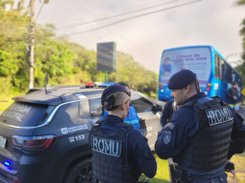 Homem mostra pênis no ônibus e é preso após denúncia de importunação sexual em Florianópolis 