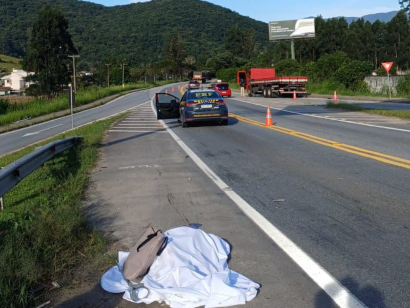 Mulher morre atropelada na BR-282, em Santo Amaro da Imperatriz