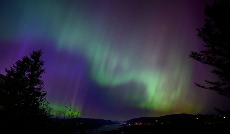 Aurora boreal vista em céu noturno, após tempestade solar