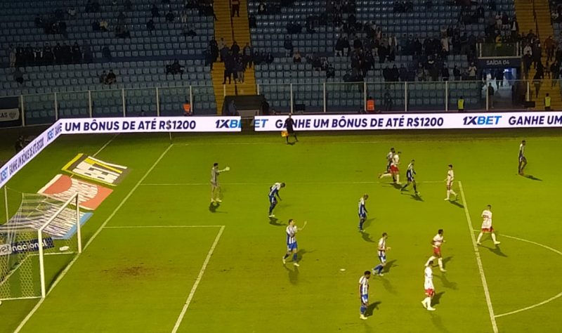 Le&atilde;o venceu a segunda consecutiva dentro da Ressacada – Foto: Jorge Jr./ND