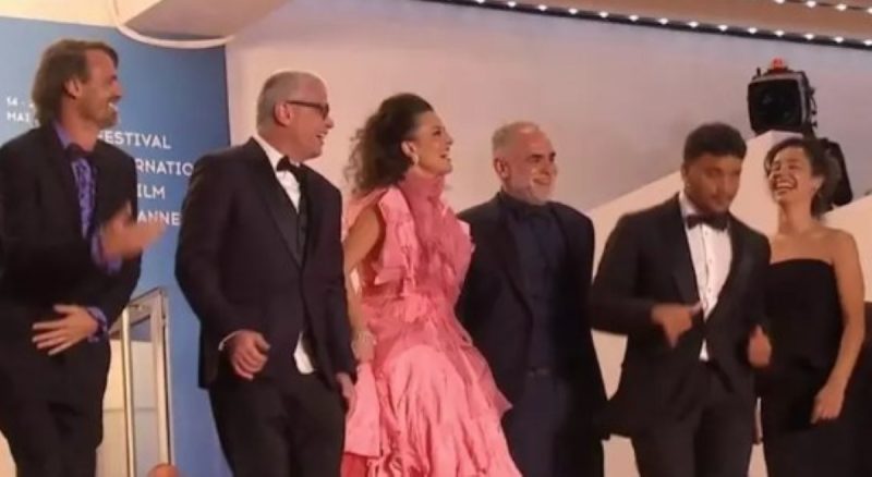 Elenco e diretor dan&ccedil;am Avi&otilde;es do Forr&oacute; antes de estreia do filme em Cannes – Foto: Reprodu&ccedil;&atilde;o Instagram/ND