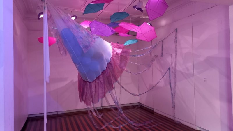 Cat&aacute;logo que ser&aacute; apresentado nesta quinta (16) em Floripa traz um comp&ecirc;ndio das atividades art&iacute;sticas nos 18 anos de exist&ecirc;ncia da Funda&ccedil;&atilde;o Cultural Badesc – Foto: Juliano Zonatelli/Divulga&ccedil;&atilde;o