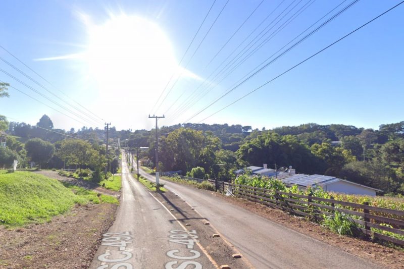 Carro saiu da pista e tombou 