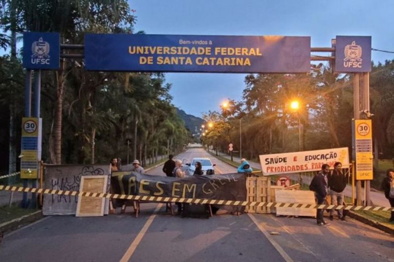 Acesso da UFSC bloqueado por barricadas em ato de grevistas