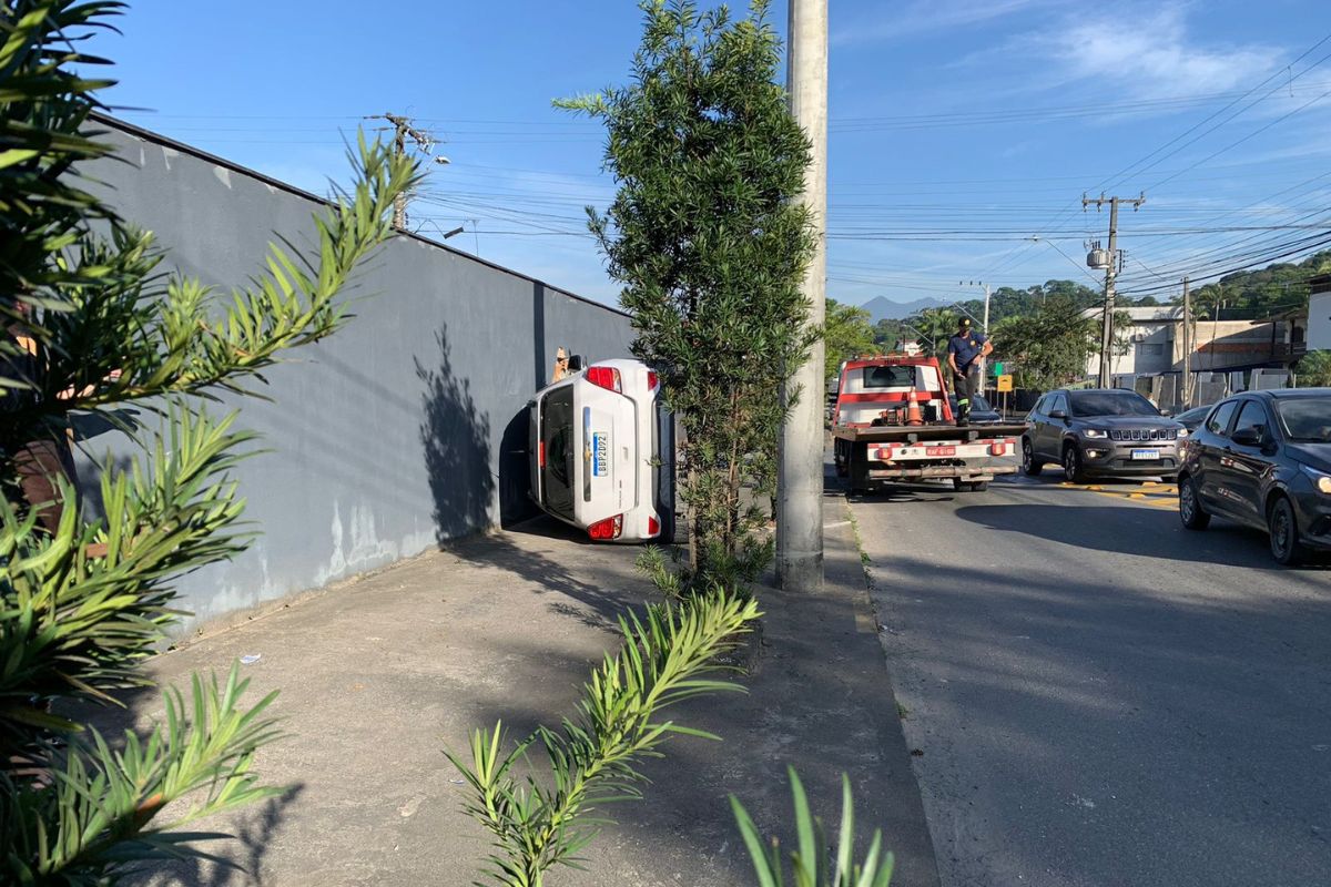 Colisão fez carro capotar e atingir muro em Joinville - Lincoln Pradal/ND