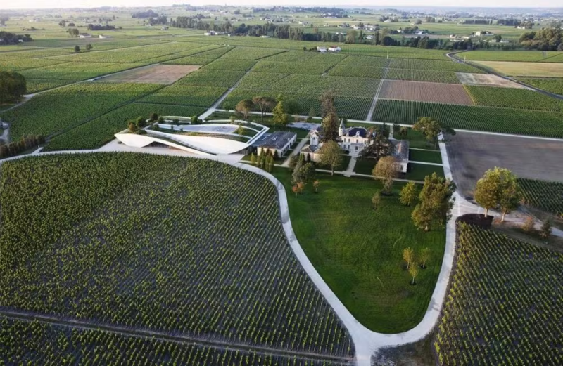 O castelo Chateau Cheval Blanc, em Bordeaux, na França, conta com vinícola em seu terreno de 41 hectares