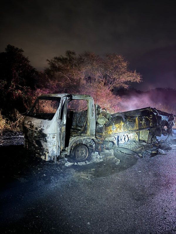 Imagens mostram momento em que caminhão com produtos para padaria é tomado pelo fogo em Ilhota