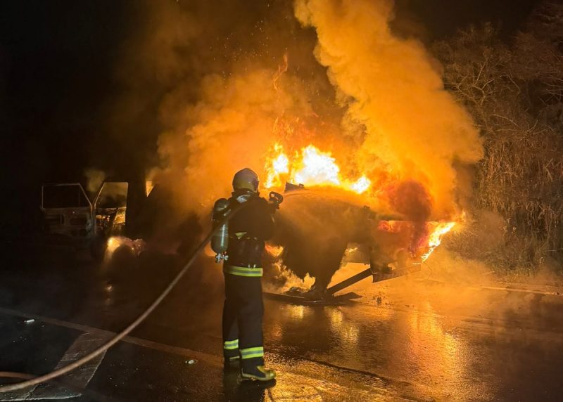 Imagens mostram momento em que caminhão com produtos para padaria é tomado pelo fogo em Ilhota