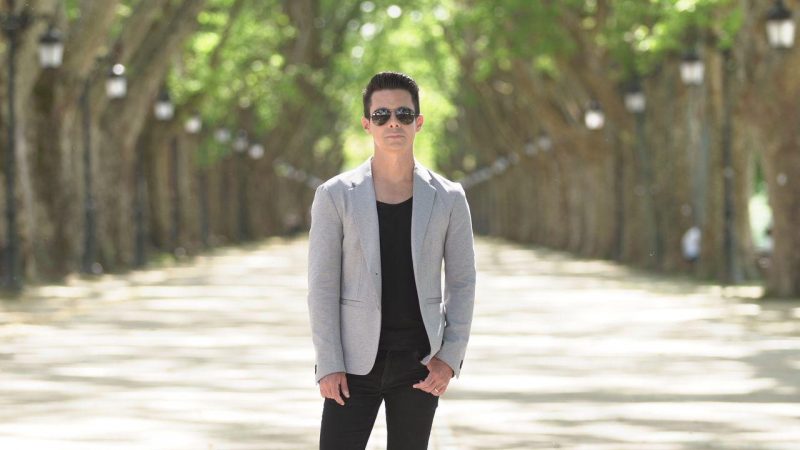 Apresentador aparece no meio de árvores em episódio da nova temporada de Bora Viajar?!