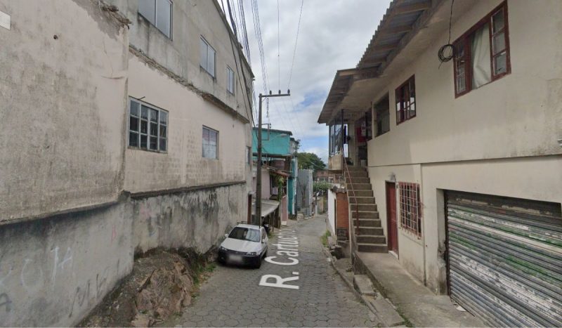 Foto mostra rua e casas da Servidão do Cartucho, na Serrinha, onde homem foi após uma briga de bar