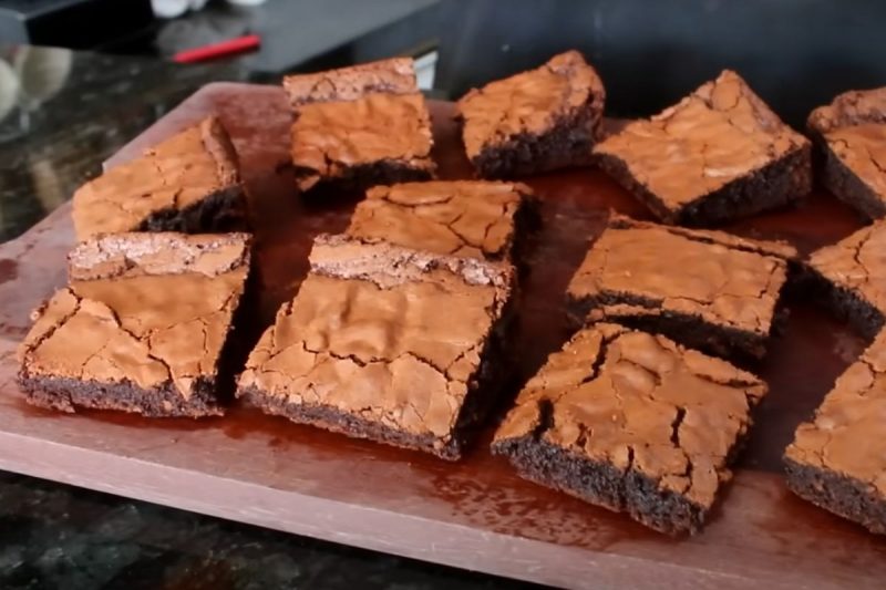 brownie fica delicioso e leva poucos ingredientes