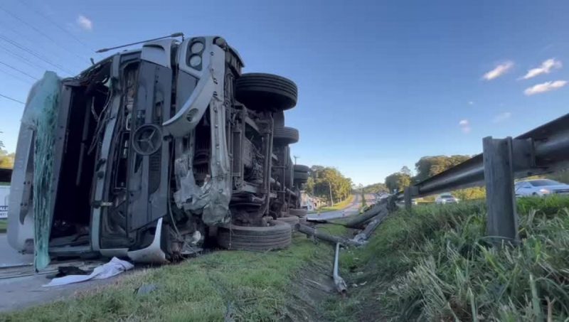 Caminhão tomba na BR-101 em Joinville