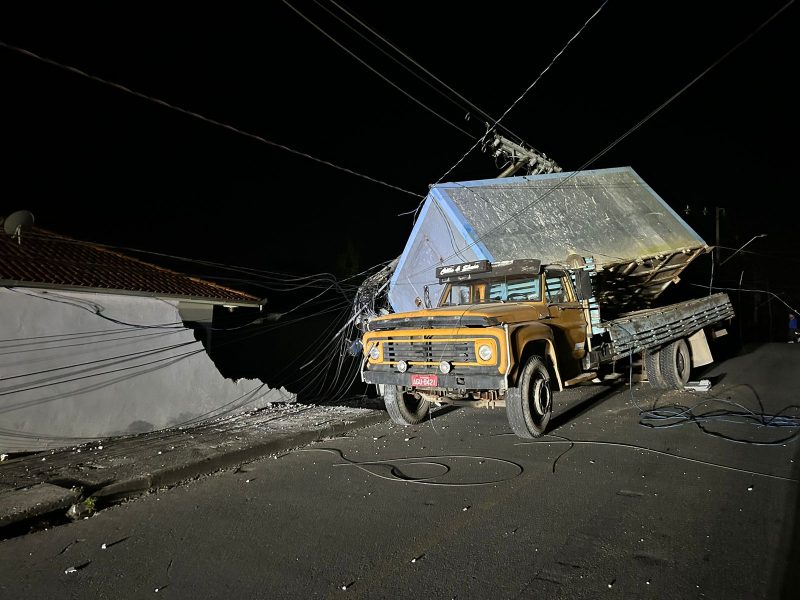 Caminh&atilde;o com container enrosca em fia&ccedil;&atilde;o, danifica muro e causa apag&atilde;o em bairro de Joinville – Foto: Ricardo Alves/NDTV