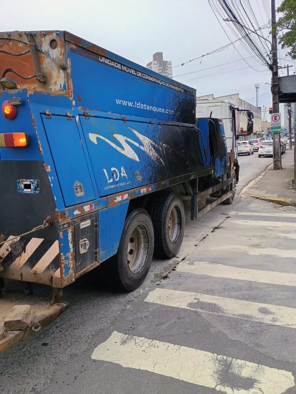 caminhão da prefeitura de Itajaí, azul e manchado de uma substância preta