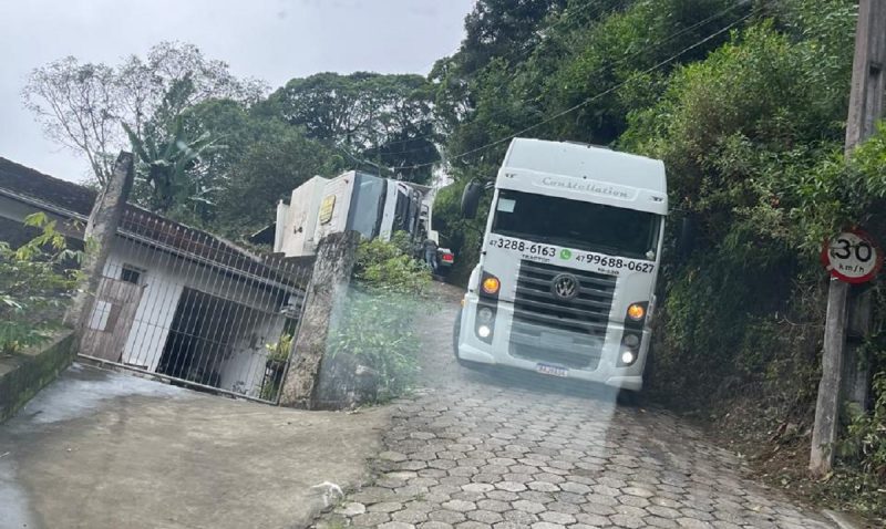 Caminh&atilde;o deslizou em barranco nesta sexta-feira (10) – Foto: Marco Aur&eacute;lio J&uacute;nior/Reprodu&ccedil;&atilde;o/ND