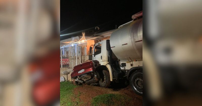 Caminhão bateu com tudo em carro estacionado em Santa Catarina