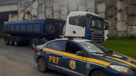 Caminhão é flagrado com quase 15 toneladas de carga em excesso na BR-470, em Blumenau
