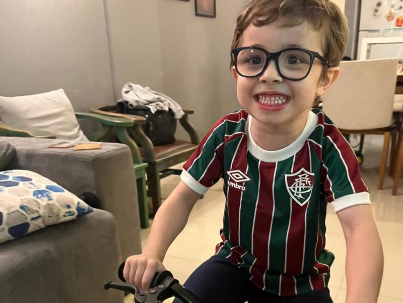 Raul sorrindo com uma camisa do fluminense