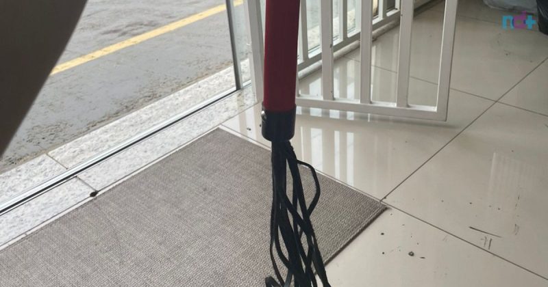 Imagem mostra chicote, um dos artigos sexuais encontrados em doações para o RS