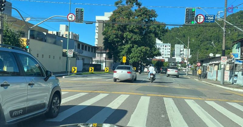 Imagem do trânsito de Balneário Camboriú; radares vão alcançar até 17 metros