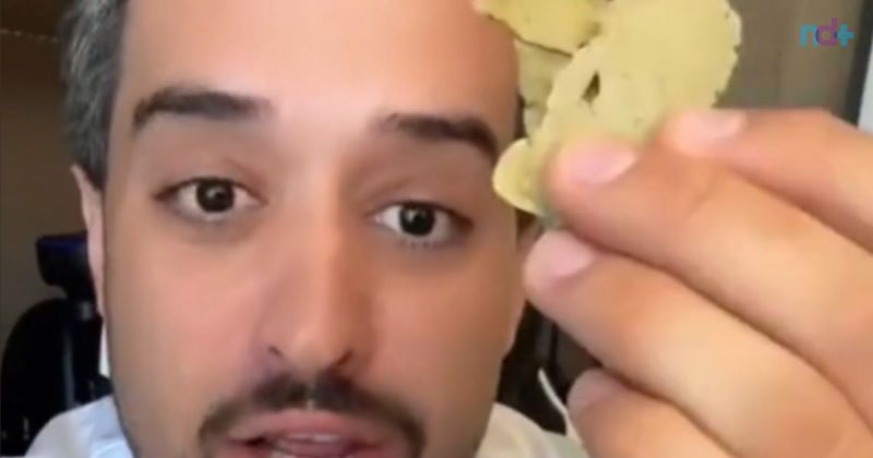 Imagem mostra médico segurando louro, erva que desinflama todo corpo e até articulações