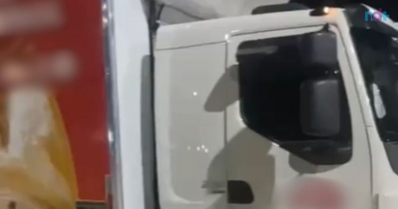 Frame de vídeo que viralizou na internet mostrando caminhões com supostas doações para o RS barrados pela PRF por falta de nota fiscal