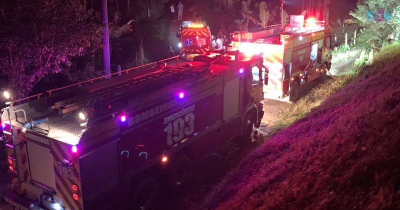 Caminhão do corpo de bombeiros indo atender incêndio