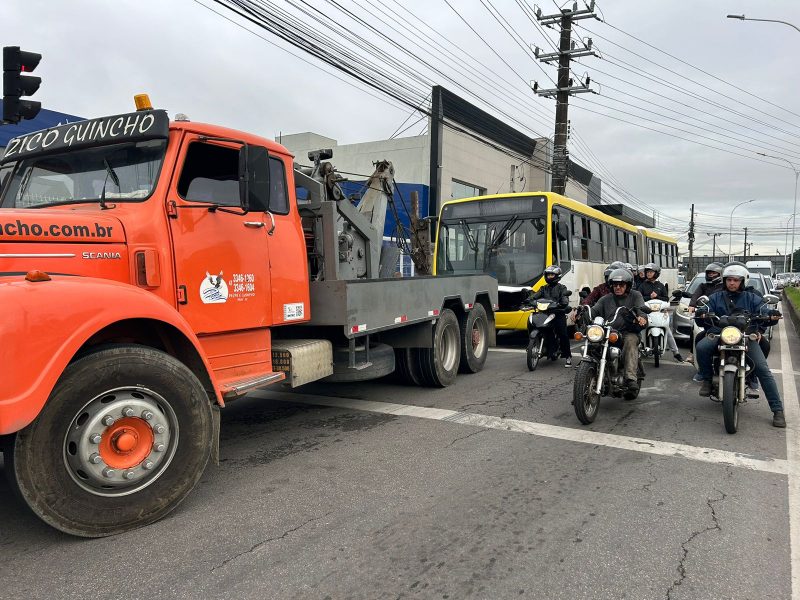 Imagem mostra trânsito em via importante de Itajaí parado por conta de incêndio em ônibus