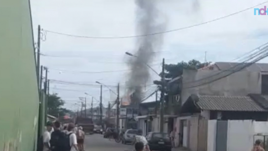 VÍDEOS: Crianças são levadas a hospital após inalar fumaça de incêndio em Itajaí