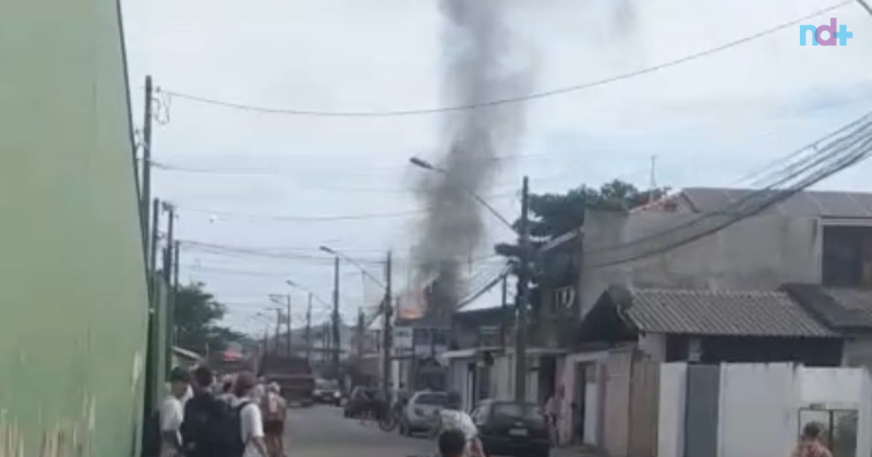 Imagem mostra casa atingida por incêndio; crianças precisaram de atendimento médico