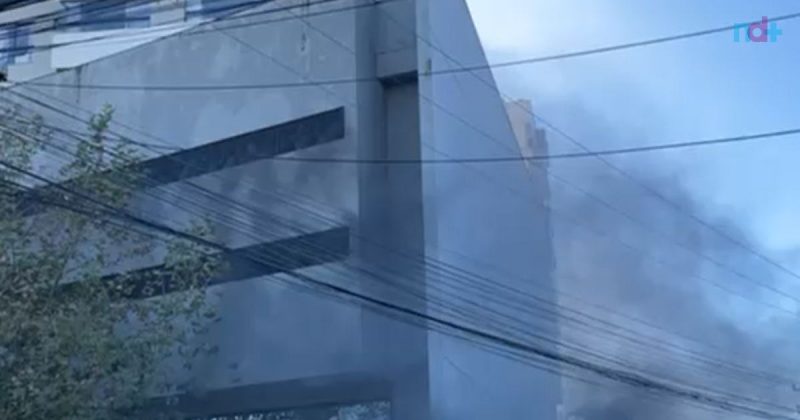 Imagem mostra fumaça de incêndio que destruiu quatro carros em Itajaí saindo de prédio residencial