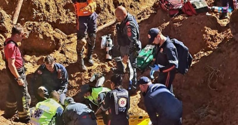 Imagem mostra equipes dos bombeiros atuando no resgate de trabalhador soterrado