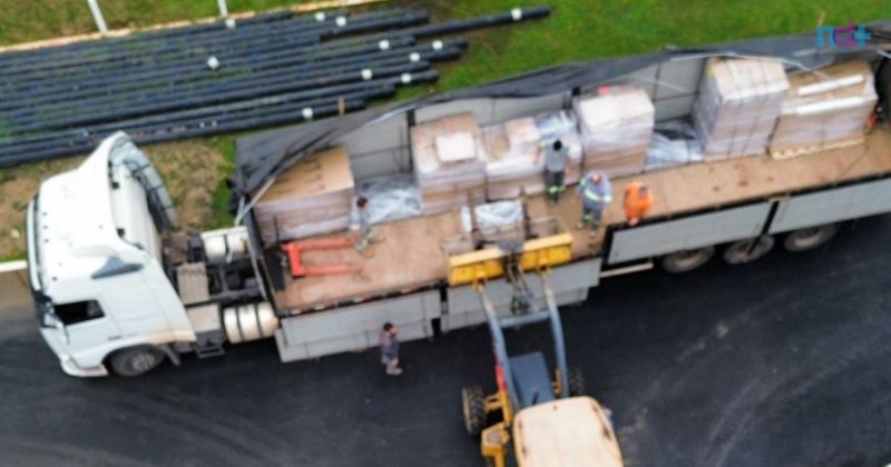 Imagem mostra descarga de equipamento importado que atuará contra o odor em tratamento de esgoto em Balneário Camboriú