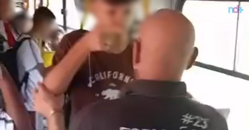 Imagem mostra momento em que alunos e motorista de Brusque brigam em corredor de ônibus