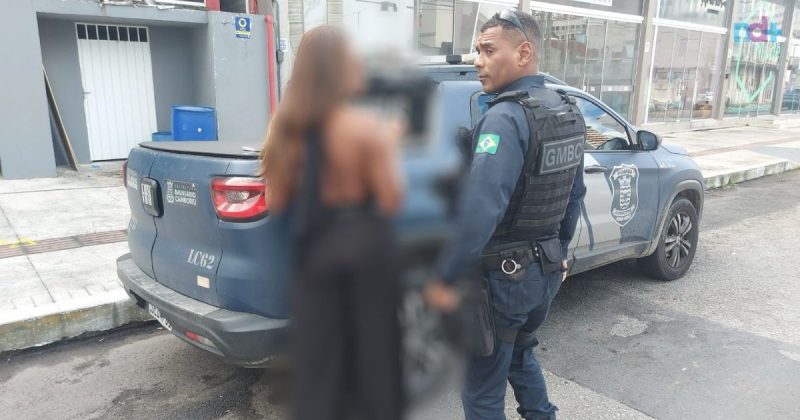 Imagem mostra mulher que perseguiu casal conversando com um dos guardas de Balneário Camboriú