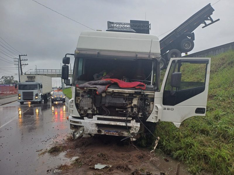 Carreta sai da pista e cai na marginal em Palhoça