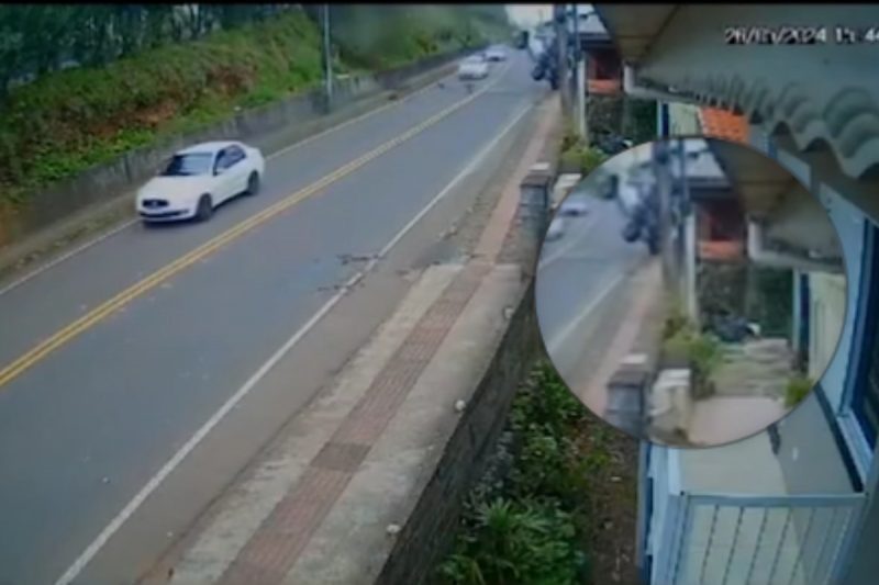 Carro 'voa' e atinge casa 