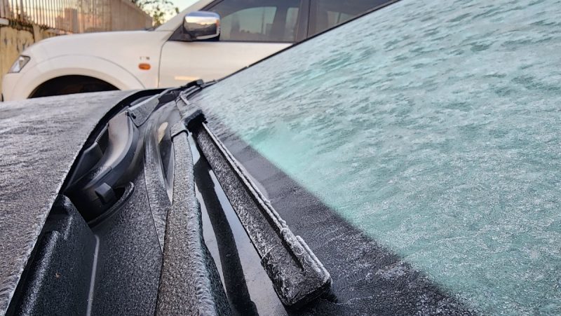 Imagem mostra geada em carro