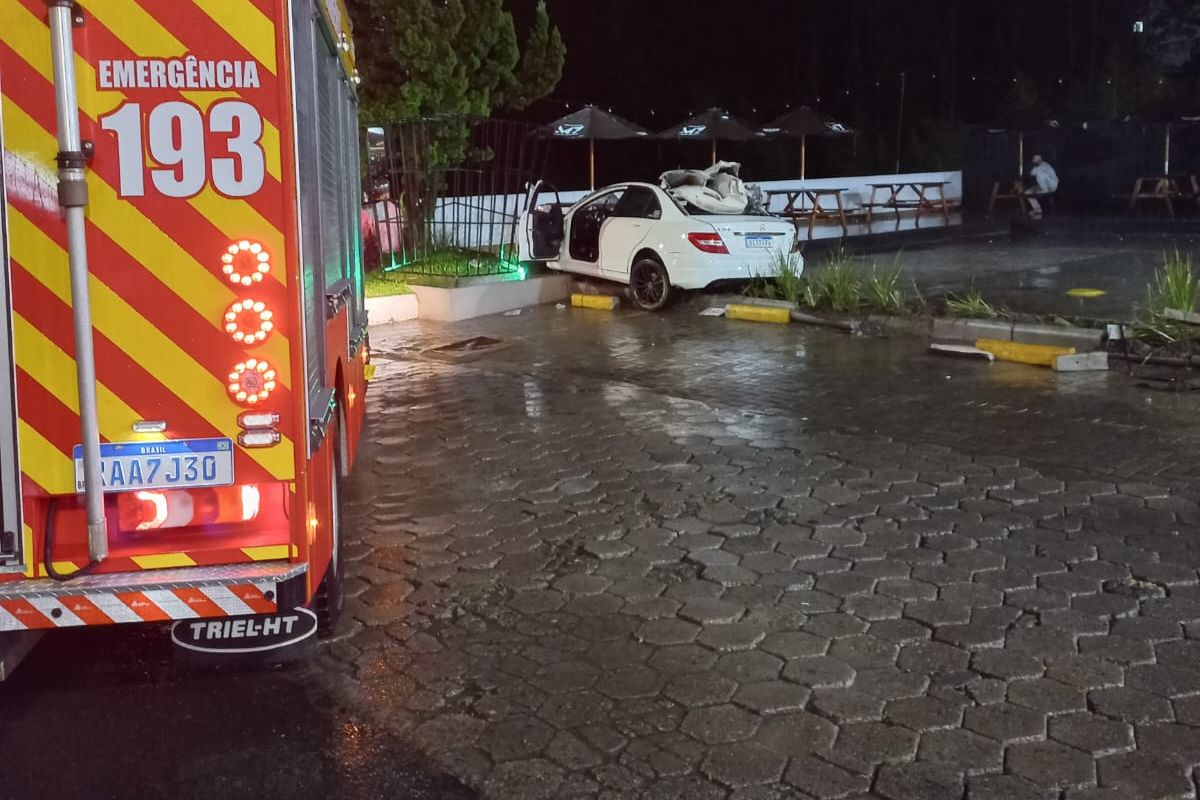 Acidente gravíssimo matou motorista e carona de carro de luxo - Corpo de Bombeiros/Reprodução/ND