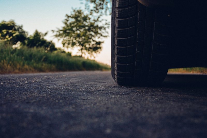 A jovem pulou do carro em movimento