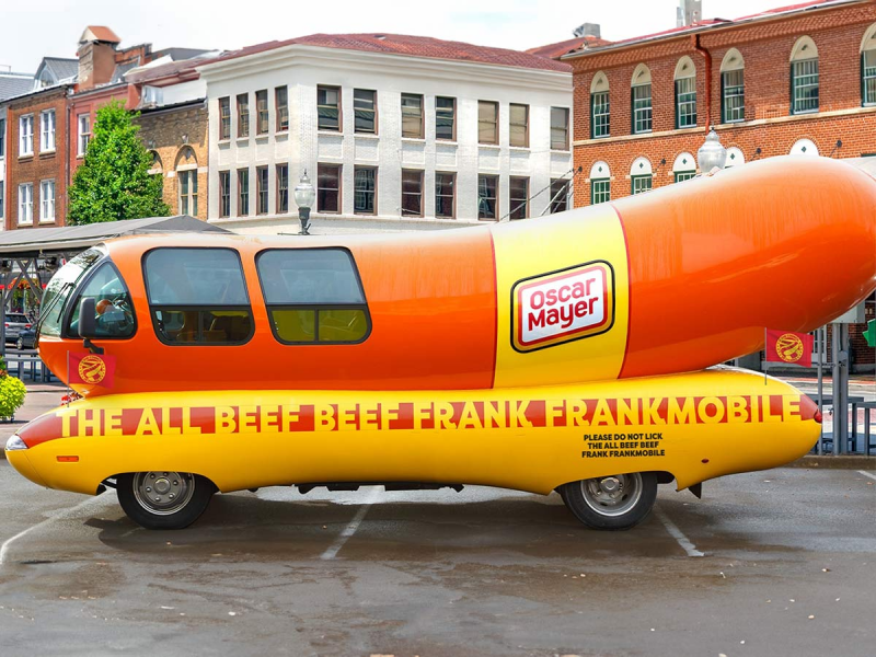 Carro em formato de salsicha tem o objetivo de anunciar os produtos da Oscar Mayer nos Estados Unidos no dia do Automóvel