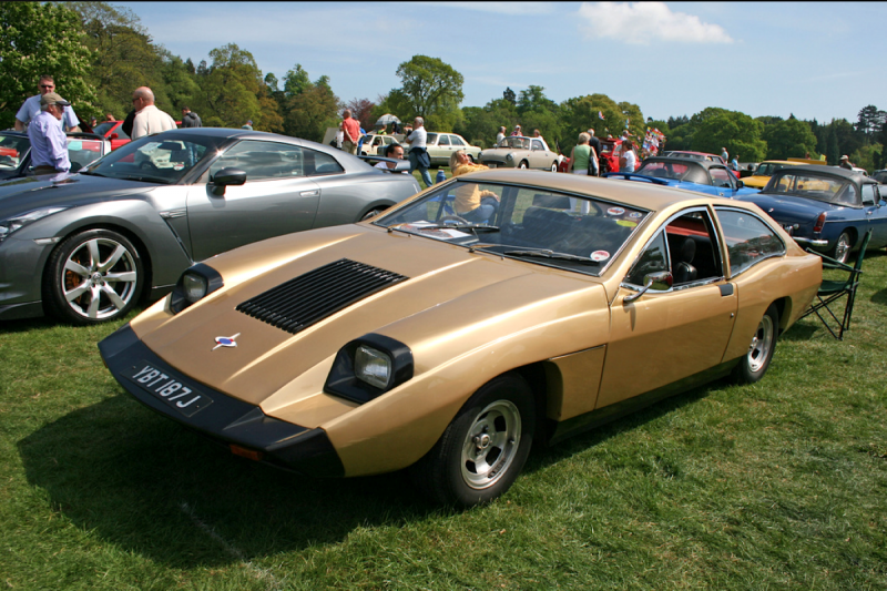 Carro chamado Marcos Mantis M70 teve apenas 30 unidades vendidas no Reino Unido no dia do Automóvel